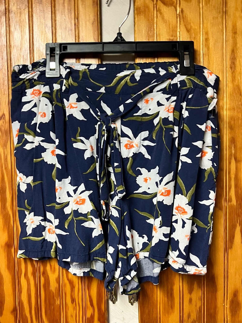 Old Navy Navy Floral Tie-Front shorts size M